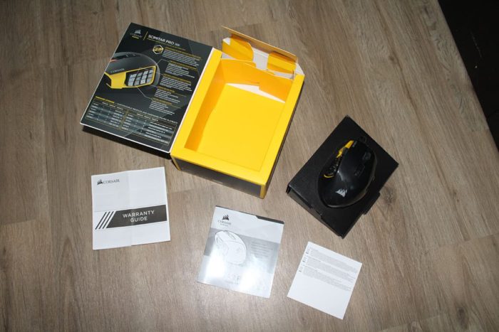 Ausgepackte Corsair Scimitar Pro RGB